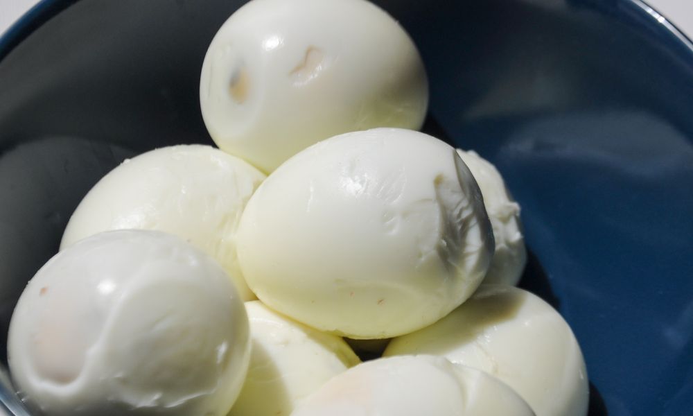 Shell No More: Uncovering the Shelf Life of Peeled Eggs in the Fridge 3