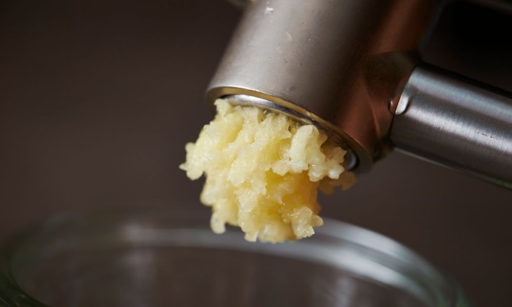 Pressing Garlic: Your Ultimate Guide to Elevated Flavors 3 Pressing Garlic: Your Ultimate Guide to Elevated Flavors 3